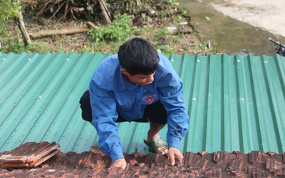 Không cầm được lòng khi thấy cảnh bà con ngồi trên mái nhà tránh bão lũ