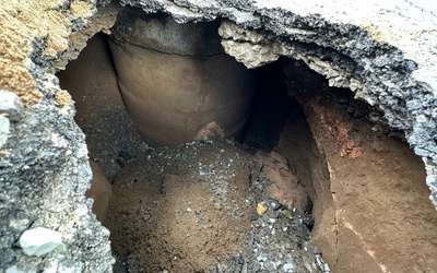 'Hố tử thần' sâu hơn 2m xuất hiện trên đường mới được trải nhựa