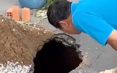 Xuất hiện 'hố tử thần' sâu 2 mét ngay trước đèn giao thông ở TP.HCM