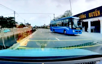 Xe khách đi ngược chiều bị người dân quay clip gửi đường dây nóng CSGT