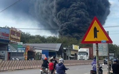 Khu chứa phế liệu ở phường Tây Nam, TP.HCM bốc cháy dữ dội