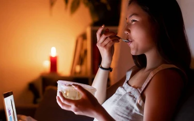 Ăn khuya cho đỡ đói, nhưng sao sáng dậy mệt và thèm ăn hơn?