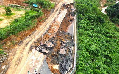 Hoàn tất nổ mìn phá đá trên đèo Khánh Lê, khẩn trương dọn hiện trường để thông xe