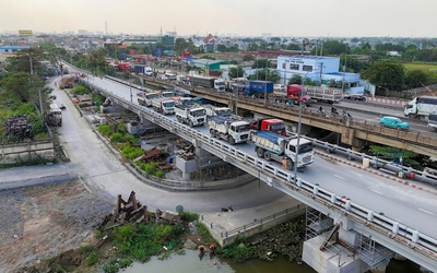 Xem cảnh 10 xe tải lớn 'thử sức' cầu Bình Phước 1 sau khi nâng cao thêm