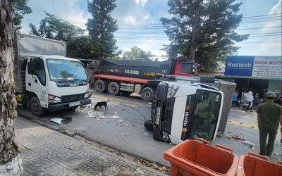 Xe ben tông xe tải, xe tải tông xe rác rồi lật ngang đường