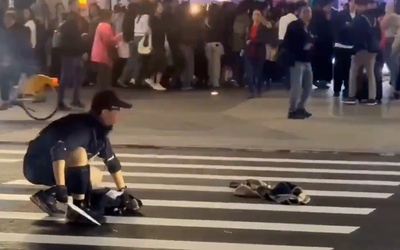 Camera ghi hình người đàn ông ném bom khói, đâm dao làm nhiều người thương vong ở Đài Loan