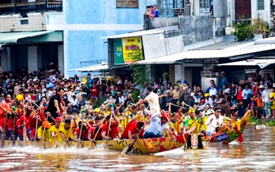 Đua ghe ngo ở Cà Mau, người dân leo lên mái nhà để xem