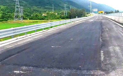 Mưa lũ làm hỏng mặt đường đoạn cao tốc Vân Phong - Nha Trang chưa đưa vào hoạt động?