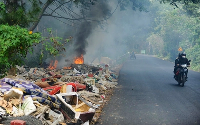 Rác thải sau lũ phủ dọc đèo D’Ran, cửa ngõ Đà Lạt nhếch nhác