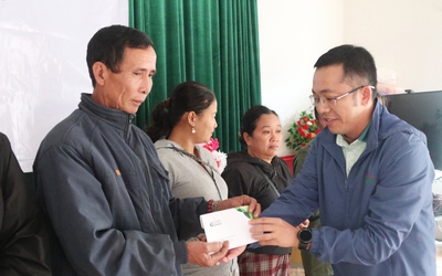 Trao vốn giúp bà con vùng bão lũ Nghệ An lo sinh kế