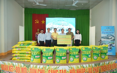 Phân Bón Cà Mau trao gần 20 tấn phân bón hỗ trợ nông dân Đồng Tháp
