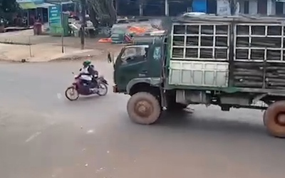 Giây phút ô tô tải tông xe máy rồi lao vào nhà dân làm 4 người thương vong