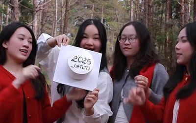 Nhóm bạn khóc thét vì 'chiếc bánh thần kỳ'