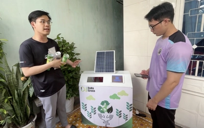 Sinh viên làm thùng rác tự phân loại rác