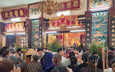 Dừng thu phí Núi Sam phải sử dụng ngân sách hay tiền công đức nuôi bộ máy?