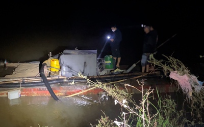 Cận cảnh hút cát lậu trên sông Thạch Hãn và bãi tập kết hàng xe tải ra vô liên tục