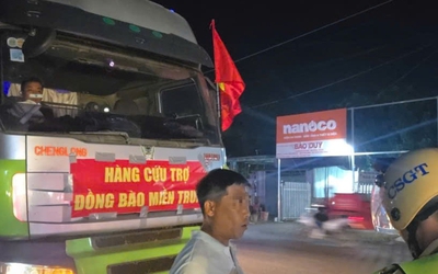 Dán băng rôn hàng cứu trợ trên xe để chở gạo quá tải là hành vi đáng lên án