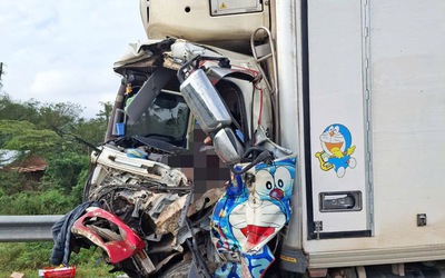 Va chạm với xe đầu kéo trên cao tốc, tài xế xe tải mắc kẹt trong cabin tử vong