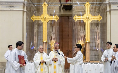 Thánh giá mạ vàng được làm phép, tháp chuông và tháp kẽm ở nhà thờ Đức Bà sẽ xong vào tháng 4-2026