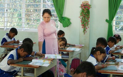 Cô giáo 13 năm bám lớp vùng biên: 'Hạnh phúc mỗi ngày là thấy các em học thêm được một chữ'