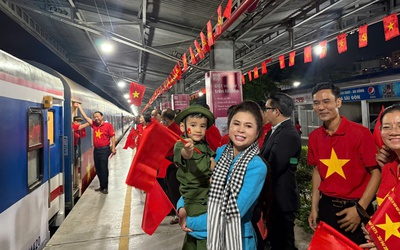 Ga Sài Gòn ngập tràn sắc đỏ đưa chuyến tàu Thống Nhất khởi hành