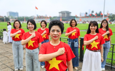 Dòng người như thác đổ về lăng Bác, bạn trẻ tự hào và biết ơn trong hòa bình
