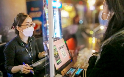Sinh viên làm thêm xuyên lễ, kiếm tiền triệu mỗi ngày
