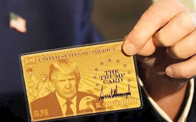 Cận cảnh thẻ vàng nhập cư 5 triệu USD, ông Trump khoe khi đang trên chuyên cơ
