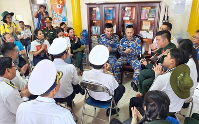 Vượt 2.000 hải lý đến thăm Trường Sa