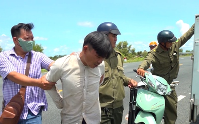 Người dân giúp công an xã bắt giữ 2 nghi phạm cướp giật túi xách ở Cà Mau