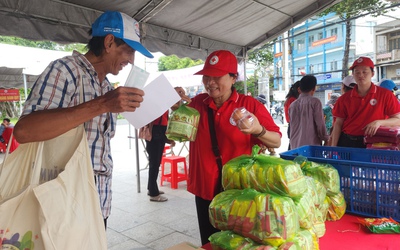 200 phiếu mua quà miễn phí dành cho người nghèo tại phiên chợ Nhân đạo