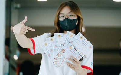 Sinh viên tình nguyện mong tận tay trao quà cho bệnh nhi ung thư