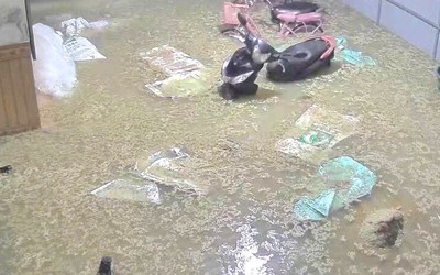 Lũ ống đổ về trong đêm, nhiều tài sản của người dân bị cuốn trôi