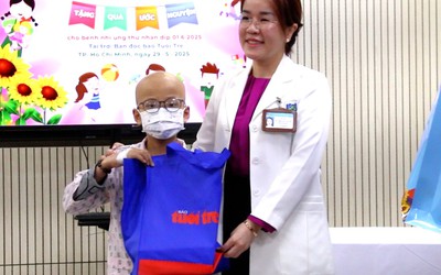 Nhận quà 'Ước mơ của Thúy', bệnh nhi ung thư vui mừng nói lời cảm ơn