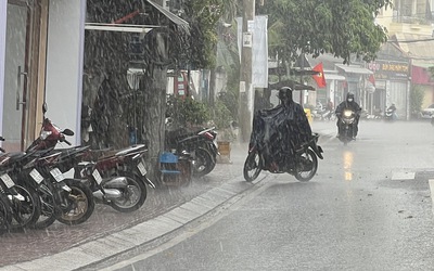 TP.HCM mưa sớm ở nhiều nơi, gần trưa đã sấm chớp ì đùng