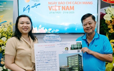 Nhạc sĩ Nguyễn Văn Hiên tặng ca khúc ‘Tuổi Trẻ - Vì một thế giới mới’ cho báo Tuổi Trẻ