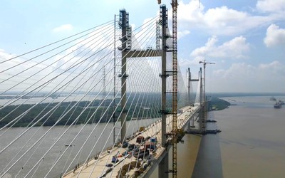 Hợp long cầu Bình Khánh trên cao tốc Bến Lức - Long Thành
