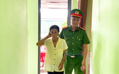 Người phụ nữ nghèo đánh rơi tiền đi chợ Tết và được 600 người lì xì giúp xây căn nhà mơ ước
