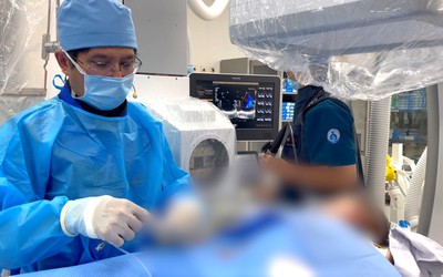 Bên trong phòng phẫu thuật 'sửa chữa' quả tim dị tật, các bác sĩ mặt áo chì nặng 8kg