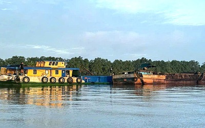 Tạm giữ 5 tàu vận chuyển trái phép 193m³ cát trên sông Cửa Tiểu