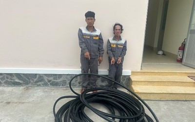 Mặc đồ công nhân viễn thông, liều lĩnh cắt trộm cáp giữa ban ngày