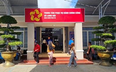 ‘1 kèm 1’ ở trung tâm hành chính công xã Long Hải, TP.HCM