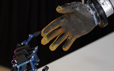 Robot 'biết đau' như con người nhờ da nhân tạo