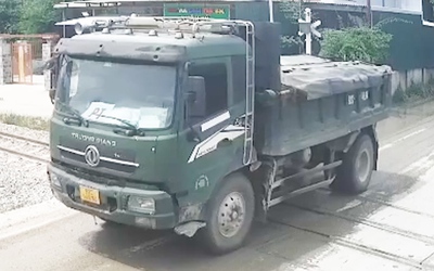 'Ớn lạnh' xe ben chở vật liệu xây dựng dừng trên đường ray ở Đà Nẵng