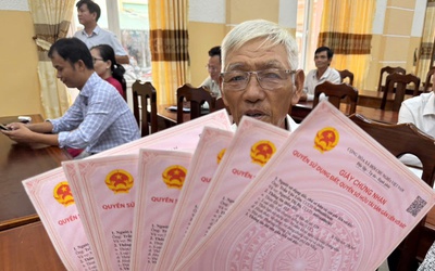 Cụ ông 66 tuổi nhận cùng lúc 7 sổ đỏ, vui mừng vì thủ tục nhanh gọn