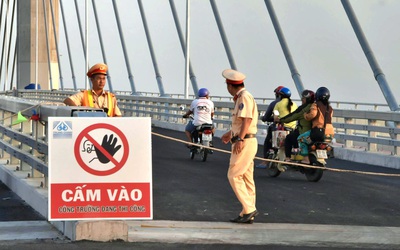 Người dân bất chấp lệnh cấm, chui rào lên cầu Rạch Miễu 2 chụp ảnh