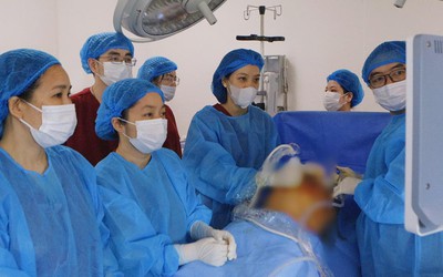 Bé gái có dây rốn dài 1m, xoắn vặn nhiều vòng