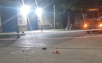 Tài xế container lùi xe cán chết bảo vệ công ty