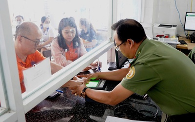 Nhiều người nước ngoài ở Tây Ninh đến công an xác thực tài khoản định danh điện tử