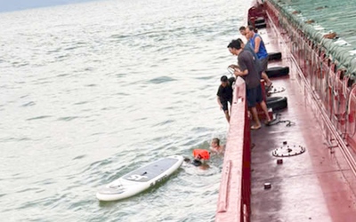 Hai cha con bơi thuyền sup bị sóng cuốn xa bờ 30km, trôi dạt trên biển 13 giờ